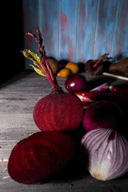 Pancar Ve Mor Soğan ın Natürmortu Rustik Ahşap Masada Yarıya Bölündü