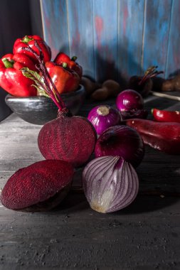 Pancar Ve Mor Soğan ın Natürmortu Rustik Ahşap Masada Yarıya Bölündü