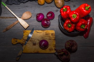 Rustik Ahşap Masa Üzerinde Soğan ile Kırmızı Biber Natürmort