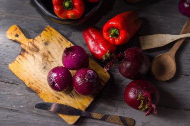 Rustik Ahşap Masa Üzerinde Soğan ile Kırmızı Biber Natürmort