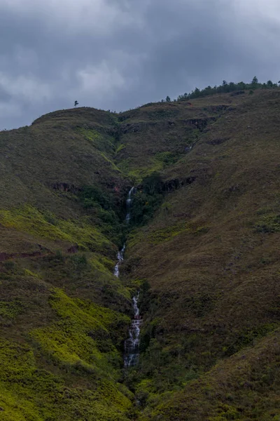 Водопад в горах Колумбии — стоковое фото