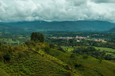 arka planda küçük bir kasaba ile peyzaj