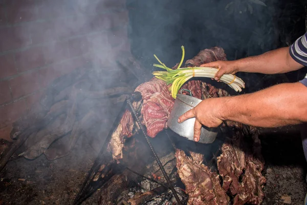 Carne a la parrilla tradicional —  Fotos de Stock