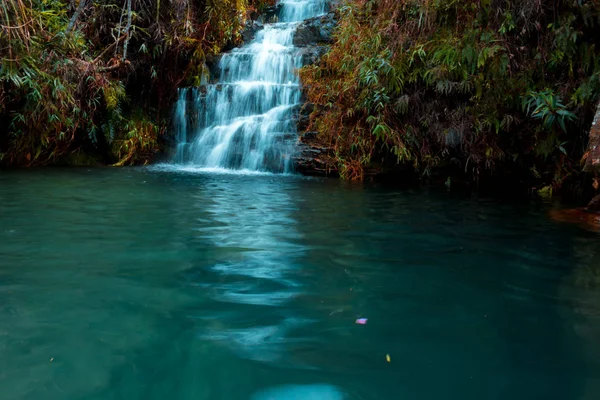 Der Wasserfall und der grüne See — Stockfoto