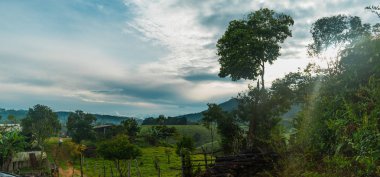 Şafakta Dağlık Manzara