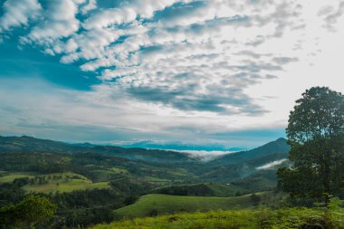 Şafakta Dağlık Manzara