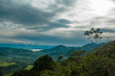 Şafakta Dağlık Manzara