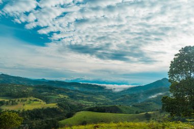 Şafakta Dağlık Manzara