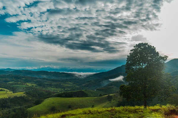 EL PAISAJE MONTAÑOSO AL Amanecer — Foto de Stock