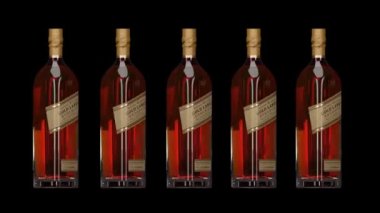 Londra. Ingiltere. 26 Mayıs. 2018. Johnnie Walker Altın Etiket Rezervi. Johnnie Walker Viskisi. Hareketli şişe ve şişeler. Dönen şişeler. Viski şişesi animasyonu.