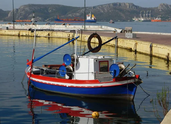 Kutra Rybackiego Porcie Elefsina Attica Grecja Żółty Znak Mówi Sprzedaż — Zdjęcie stockowe