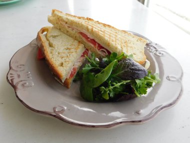 Türkiye, domates ve peynirli sandviç yeşil salata ile servis