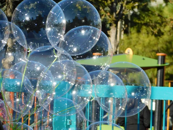 Oyun parkının yakınındaki çocuklar için saydam balonlar