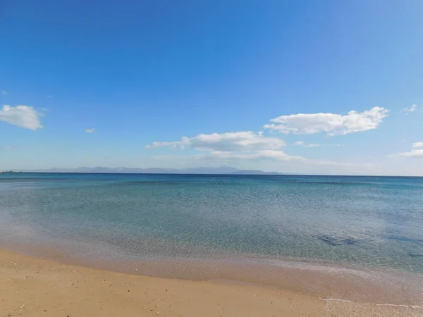 ギリシャのアッティカにある澄んだ水の美しい砂浜 — ストック写真