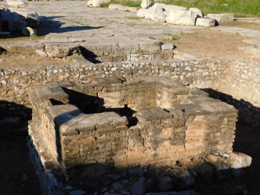Nisan 2018, Eleusis ya da Elefsina, Yunanistan. Eschara (ızgara), yeraltı tanrıları için et teklifleri için kullanılan eski bir sunak