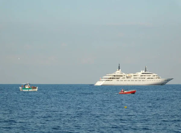 超级游艇 一艘渔船和一艘机动船 在希腊吉利法达海岸外 — 图库照片