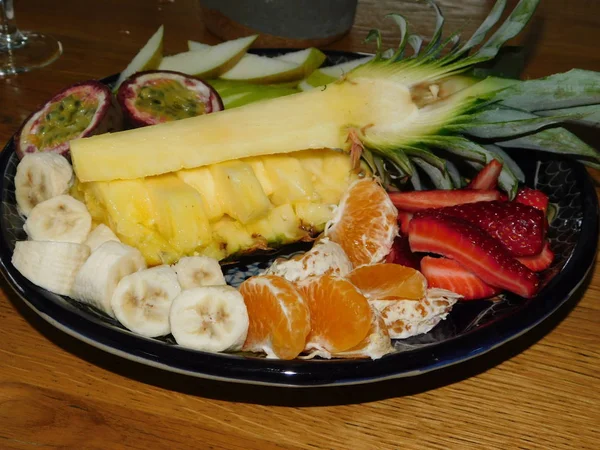 Muz Mandalina Ananas Çilek Tutku Meyve Elma Meyve Salatası — Stok fotoğraf