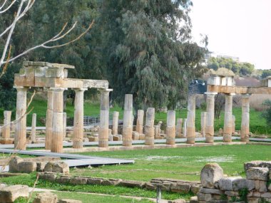Şubat 2018. Brauron veya Vravrona, Attica, Yunanistan. Artemis, arcade veya stoa tapınağın çevresinde sütunlar antik kutsal