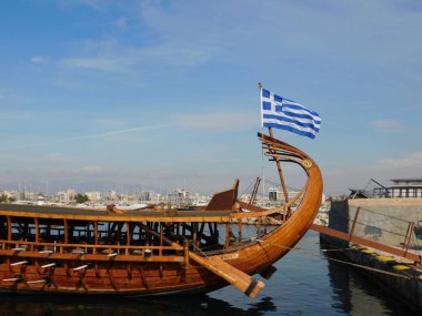 Aralık 2018, FALIRO, Atina, Yunanistan. Bir pruvasına, eski savaş gemisi tam ölçekli yineleme sert bakış. Onun adı Olympias işareti gösterilir
