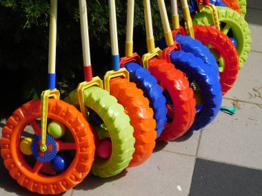 Glyfada, Yunanistan 'da bir sokakta satılık renkli çocuklar el tekerleği oyuncakları