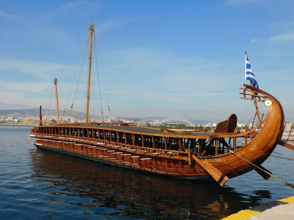 Aralık 2018, FALIRO, Atina, Yunanistan. Pruvasına bir tam ölçekli kopyası eski bir savaş gemisi. Onun adı Olympias işareti gösterilir