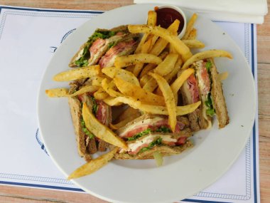 Club sandviç patates ve ketçap ile