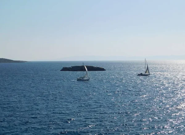 Junio 2018 Vouliagmeni Grecia Veleros Mar Azul Una Isla Cerca — Foto de Stock