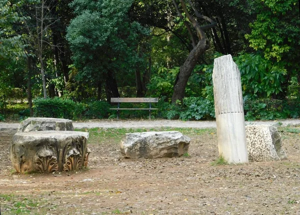 Αρχαία Κομμάτια Γλυπτικής Στον Εθνικό Κήπο Αθήνα — Φωτογραφία Αρχείου