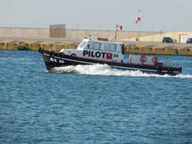 Ağustos 2018, Pire, Yunanistan. Liman içinde bir pilot tekne