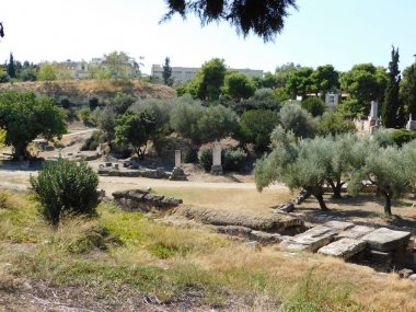 Eylül 2018, Atina, Yunanistan. Keramikos mezarlığındaki antik kalıntılar. Arkeolojik alanın görünümü. Eridanos nehri içinden akıyor.