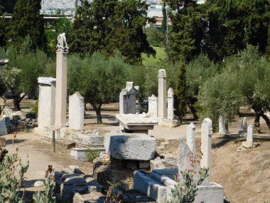 Eylül 2018, Atina, Yunanistan.Keramikos mezarlığındaki antik kalıntılar.Eski mezar anıtları. Mezar sütunları veya stelleri