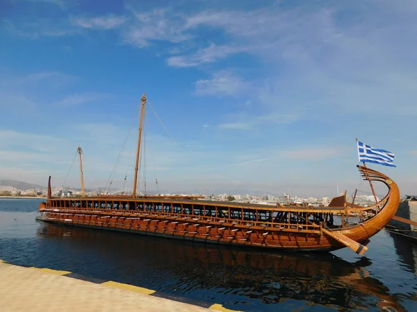 Aralık 2018, FALIRO, Atina, Yunanistan. Pruvasına bir tam ölçekli kopyası eski bir savaş gemisi. Onun adı Olympias işareti gösterilir