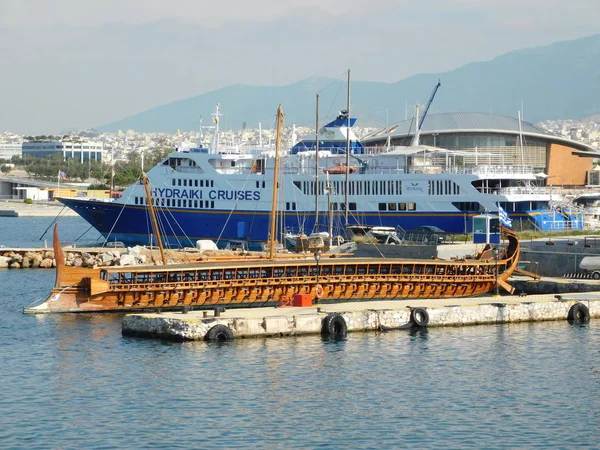 Aralık 2018, FALIRO, Atina, Yunanistan. Bir pruvasına, tam ölçekli kopyası eski bir savaş gemisi ön kısmını