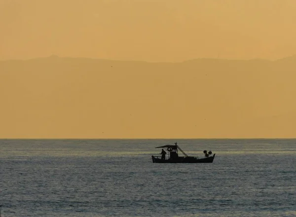 Barco Pesca Mar Cerca Puesta Del Sol Ática Grecia — Foto de Stock