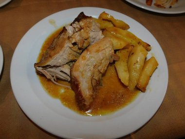 Kızarmış domuz eti ve patates.