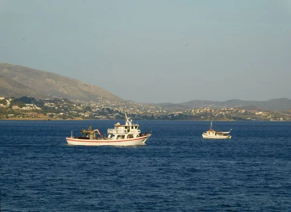 2018年6月 ギリシャ ヴァルキザ 青い海の中の漁船 夕焼け近く — ストック写真