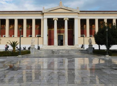 Aralık 2019, Atina, Yunanistan. Yağmurlu bir günde eski üniversite binası