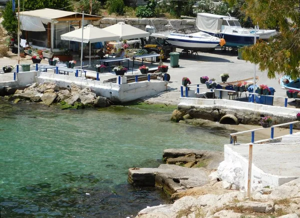 Czerwiec 2019 Pireus Grecja Mała Restauracja Nad Morzem Łodzie — Zdjęcie stockowe