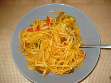 Sebzeli Linguine, bir restoranda.