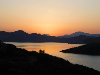 Yunanistan 'ın orta kesimindeki Yliki Gölü' nde gün doğumu