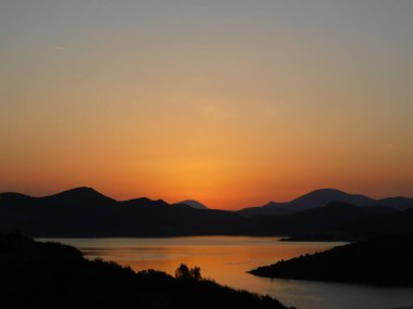 Yunanistan 'ın orta kesimindeki Yliki Gölü' nde gün doğumu