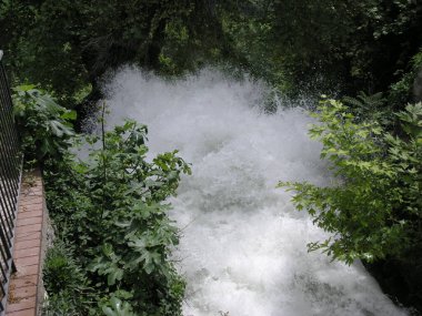 Mayıs 2018, Edessa, Yunanistan. Su hızla şelaleye doğru akıyor.