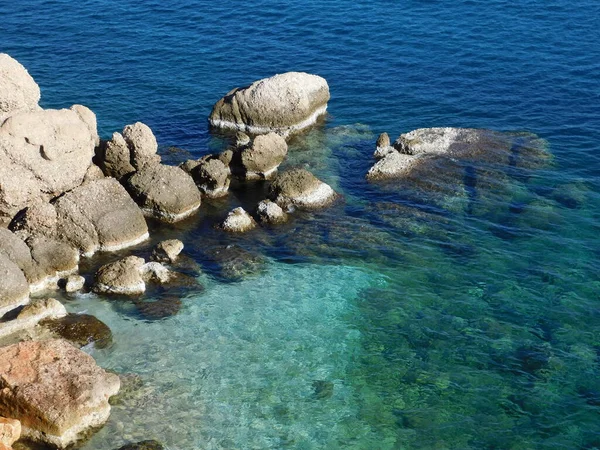 ギリシャアッティカにエメラルド色の海のある岩の海岸 — ストック写真