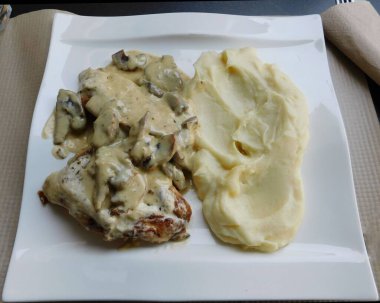 Tavuk a la crme, patates püresiyle.