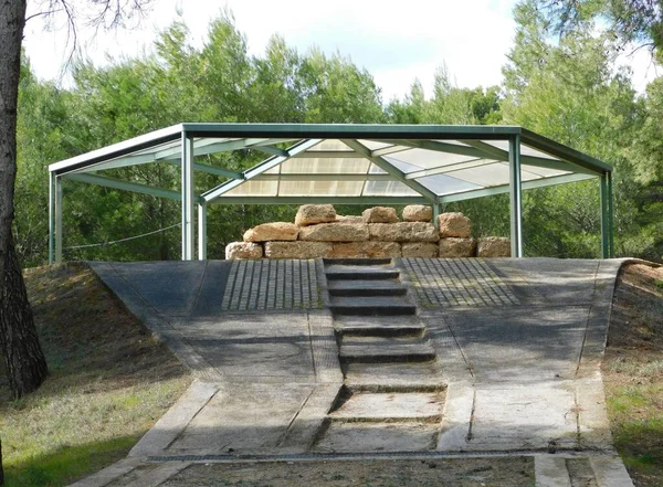 Antik trajedi yazarı Sofokles 'in mezarı, M.Ö. 405, Atina' nın kuzeyinde, Yunanistan 'da