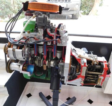 Ocak 2020, Atina, Yunanistan. Sürücü kursunda eğitim için kullanılan model bir araba motoru.