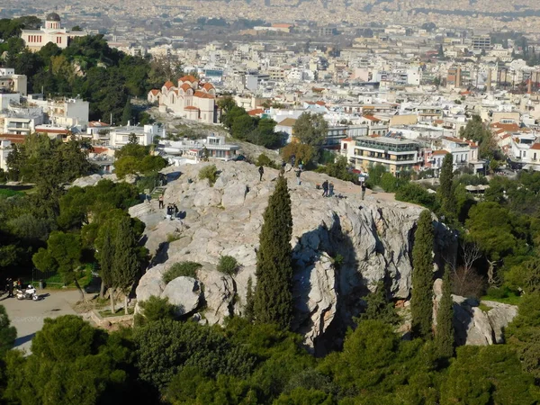 Şubat 2020, Atina, Yunanistan. Mars 'ın Areopagos veya kayaları Akropolis' i oluşturur.