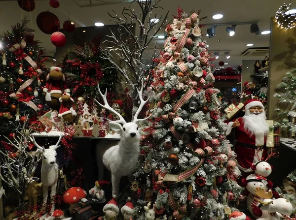 Papai Noel Itens Decoração Natal Uma Vitrine — Fotografia de Stock