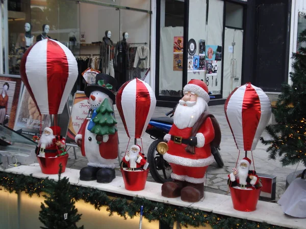 Dezembro 2019 Atenas Grécia Bonecas Balões Papai Noel — Fotografia de Stock