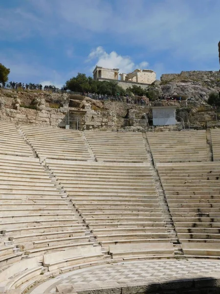 4月2019 アテネ ギリシャ ヘロドトスのローマ時代のオデオンの内部の観客席アテネ ナイキの古代寺院 アクロポリス — ストック写真